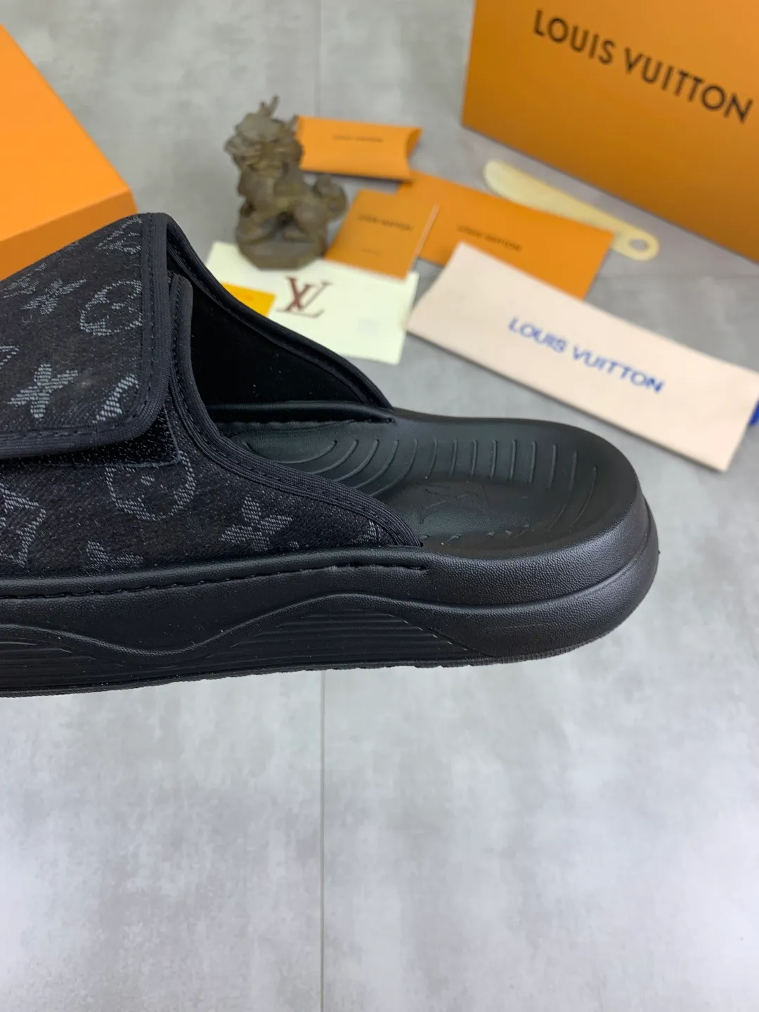 Men's shoes 💰P320💰【New style】🆘 Original quality 【LOUIS VUITTON】The popular Louis Vuitton LV men's slippers on the official website are on sale simultaneously! Original fabric imported from Italy. Original bottom provided by the original factory. Number of yards: 38-44 (customized to 45). Multiple colors to choose from. Fully packaged drawer box.